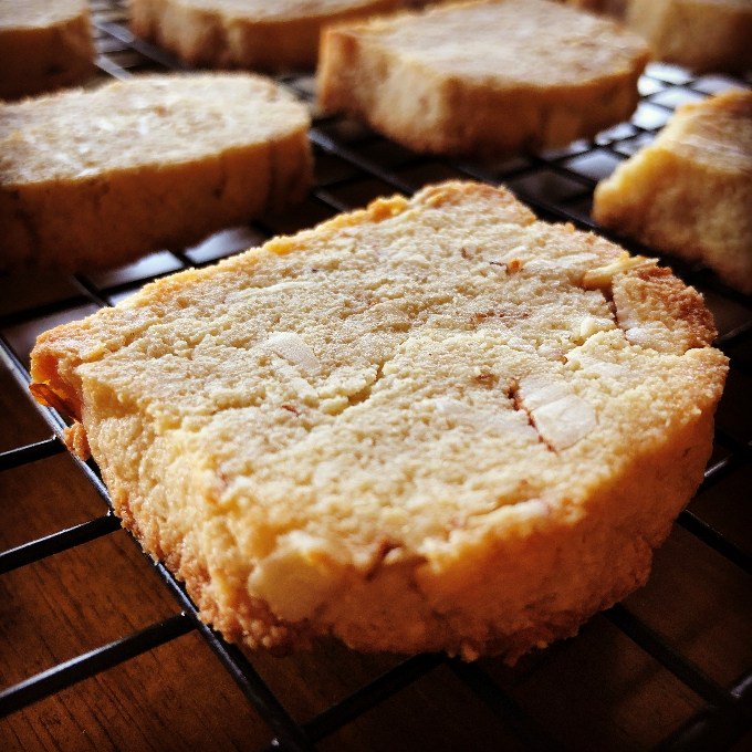 Keto Almond Shortbread Cookies glutenfreeyummy.com/keto-almond-sh…