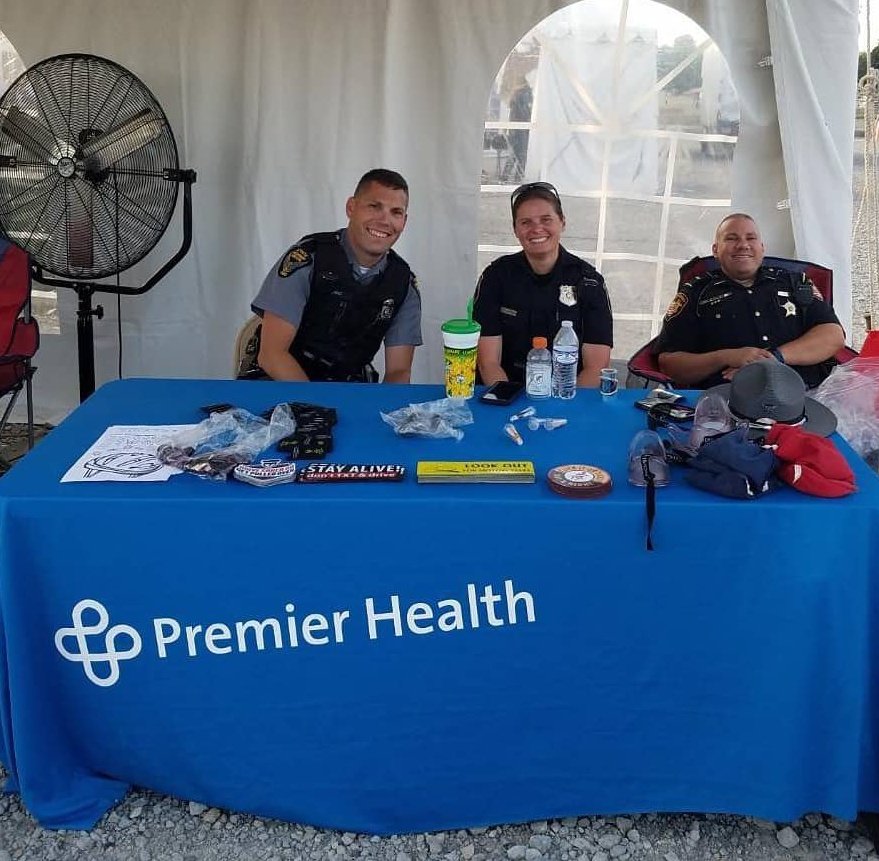 HamiltonTwpPD's tweet photo. HTPD is a proud member of the #WarrenCountySafeCommunitiesCoalition.
Today Ofc. Workman spent some time at the #WarrenCountyFair helping promote traffic safety along with members of the #WarrenCountySheriffs and @OSHP https://t.co/Qd8fhXn5NK