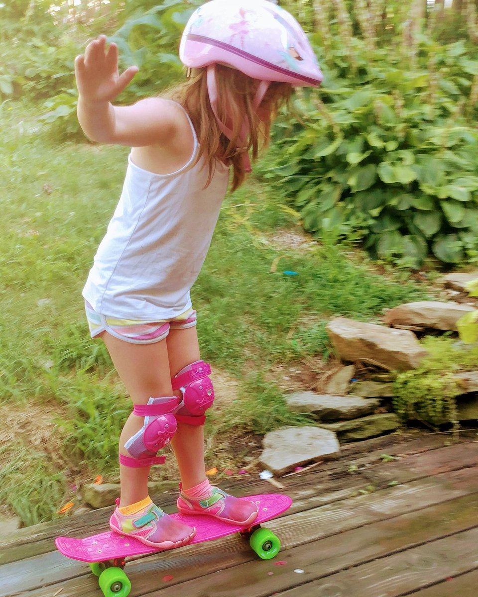 court0333's tweet photo. Someone is getting more confident on her plastic complete skateboard (obviously the pink was a necessity)! @flybar_inc #firstskateboard #kids #sponsored #flybarinc https://t.co/0pRBpnfVqV