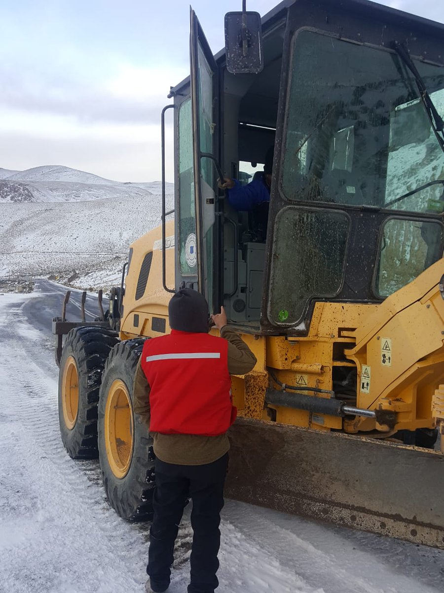 ColchaneChile's tweet photo. Funcionarios municipales, apoyando en el despeje de la ruta 15 CH https://t.co/rnzmrkuFU3