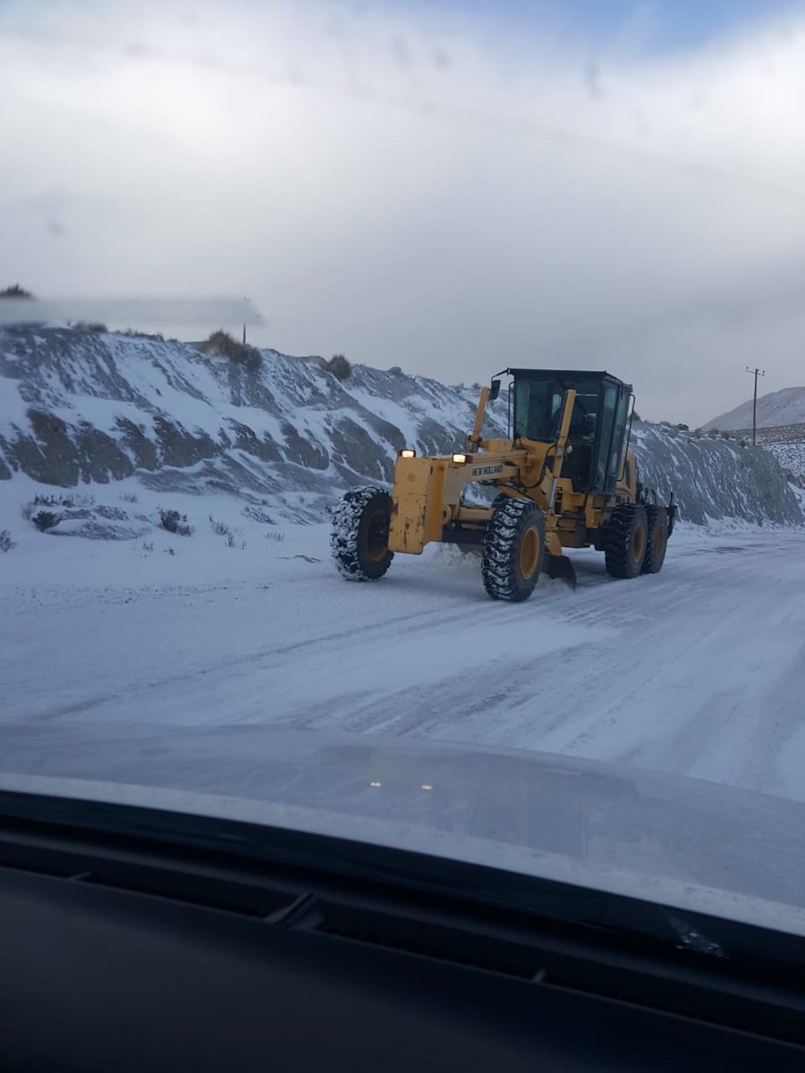 ColchaneChile's tweet photo. Funcionarios municipales, apoyando en el despeje de la ruta 15 CH https://t.co/rnzmrkuFU3