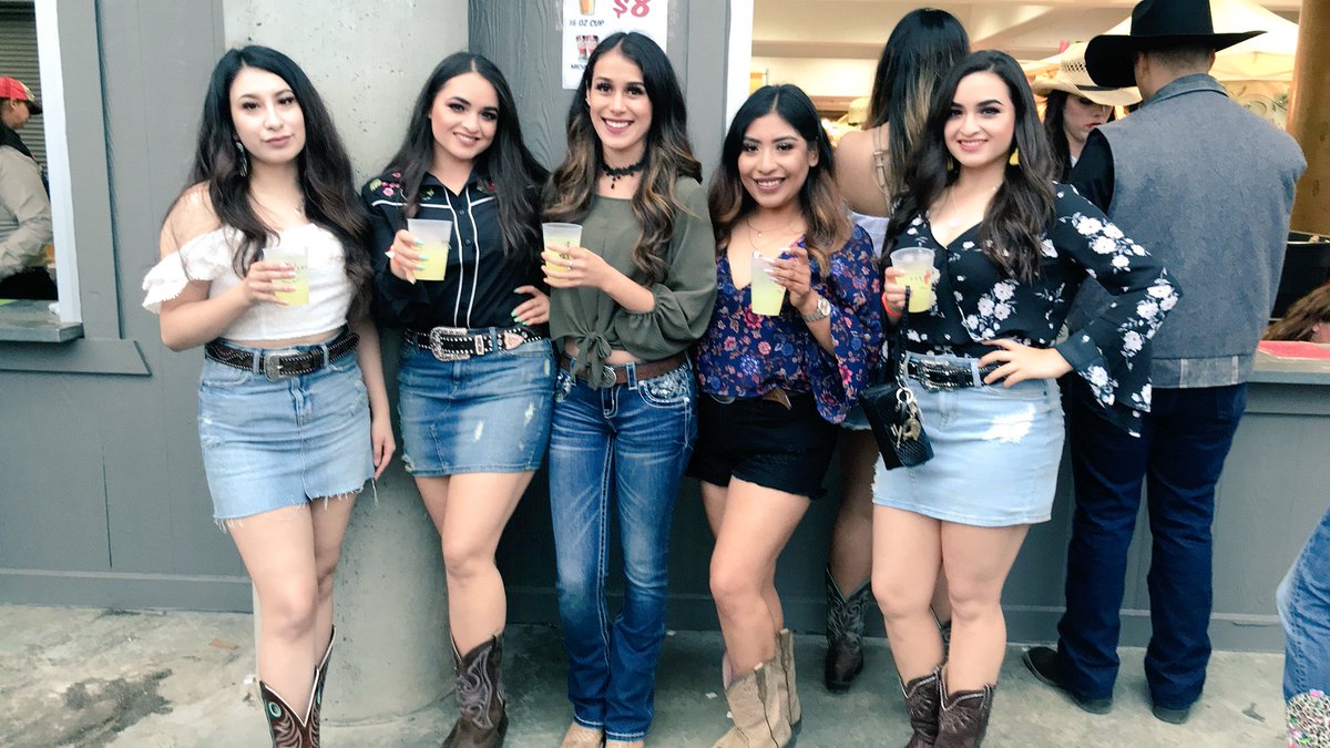 xxsmonica's tweet image. my girls looked sooo good last night 💗 #pbr18