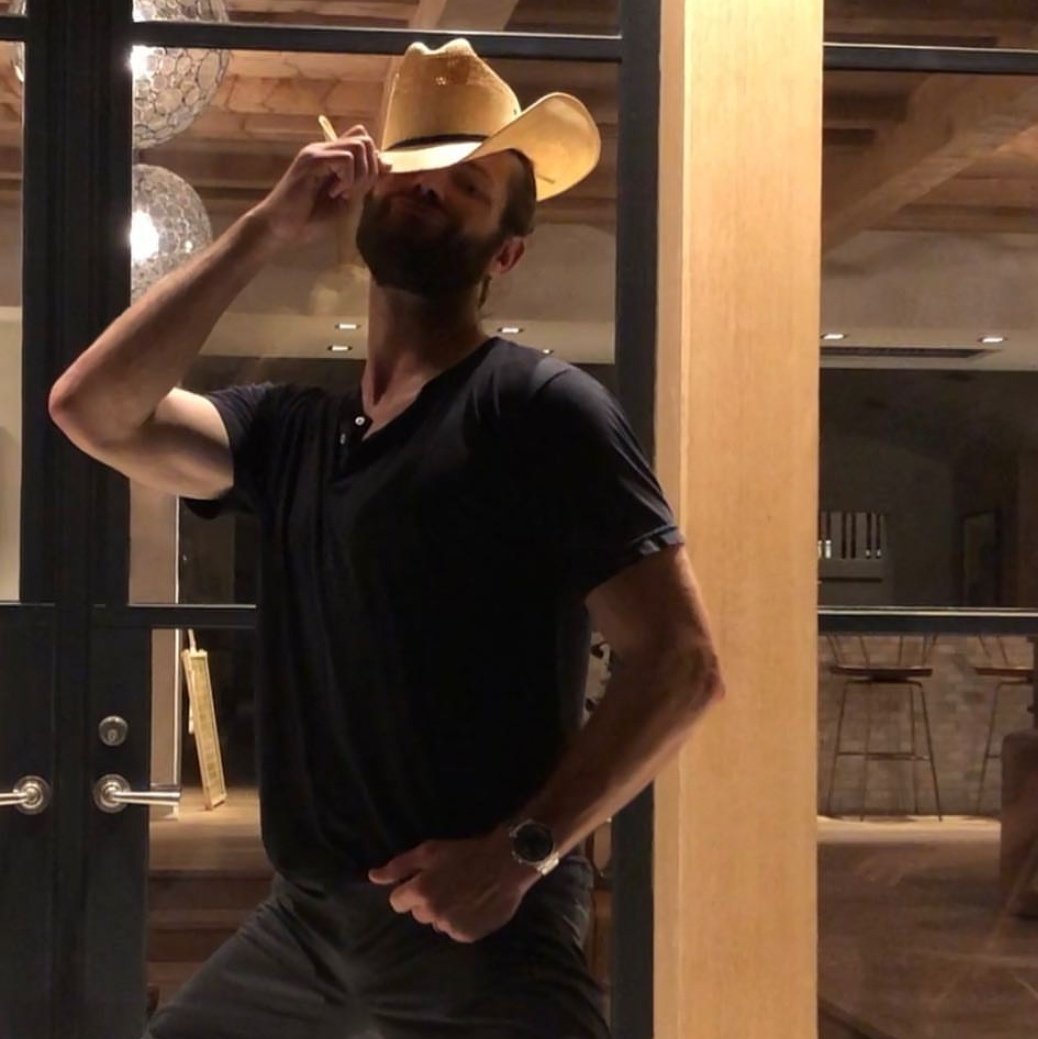 mishajackles's tweet photo. jensen foi até gente boa postou uma fotinho q os dois tão fofinhos já a danneel posta foto pra todo mundo morrer de rir mesmo do tipo "mano n posta essa foto pelo amor de deus " "ta" 5 minutos depois *foto postada* https://t.co/nSxaCXrffA