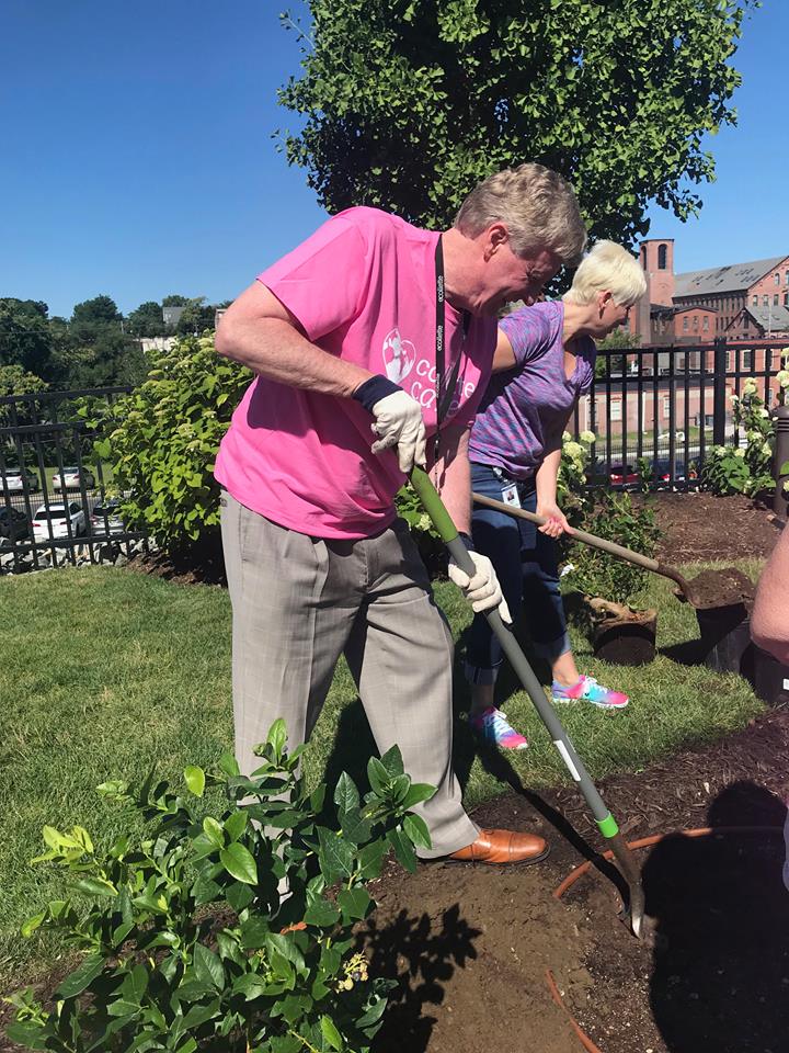 ColletteTravel's tweet photo. Members of our Community Garden team joined CEO Dan Sullivan to plant blueberry bushes near the statue of former Chairman of the Board, Dan Sullivan, Sr., as part of Founder’s Day celebrations. 

We are proud to honor his legacy of both community and giving back. #ColletteCares https://t.co/QSRL9RFlIw
