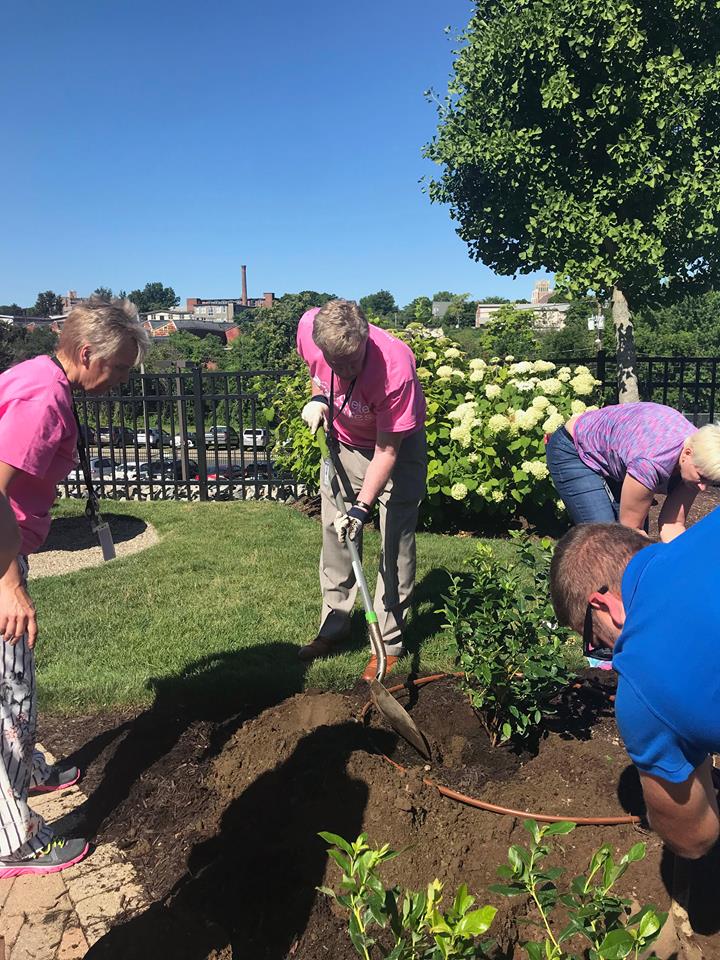 ColletteTravel's tweet photo. Members of our Community Garden team joined CEO Dan Sullivan to plant blueberry bushes near the statue of former Chairman of the Board, Dan Sullivan, Sr., as part of Founder’s Day celebrations. 

We are proud to honor his legacy of both community and giving back. #ColletteCares https://t.co/QSRL9RFlIw