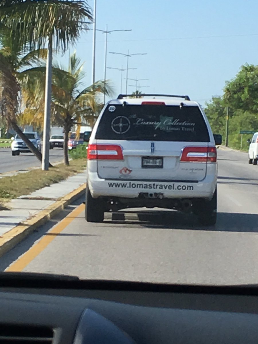 @LomasTravel 👇🏼👁 está unidad está manejando agresivamente y con faltas a la vialidad !!! 🆘‼️#Cancún @PoliciaFedMx @SCT_mx @lopezobrador_ @PoderAGCancun @CarlosJoaquin  basta ya de estos señores prepotentes!!