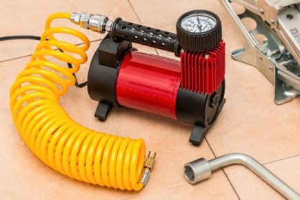hotnews____'s tweet photo. Man dies after prankster used compressor to blow air into his backside https://t.co/PnKZw11yuC https://t.co/KbMjHSHD3V