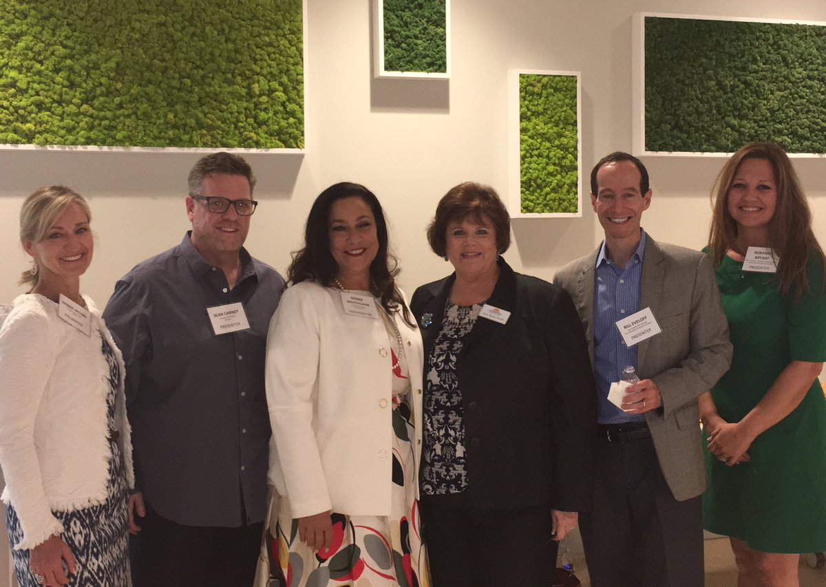 DMoysychyn's tweet photo. Definition of synergy? @HCE_SOCAL &amp; @HillRom coming together to educate current &amp; future #healthcare leaders. https://t.co/8AP1WnGANn