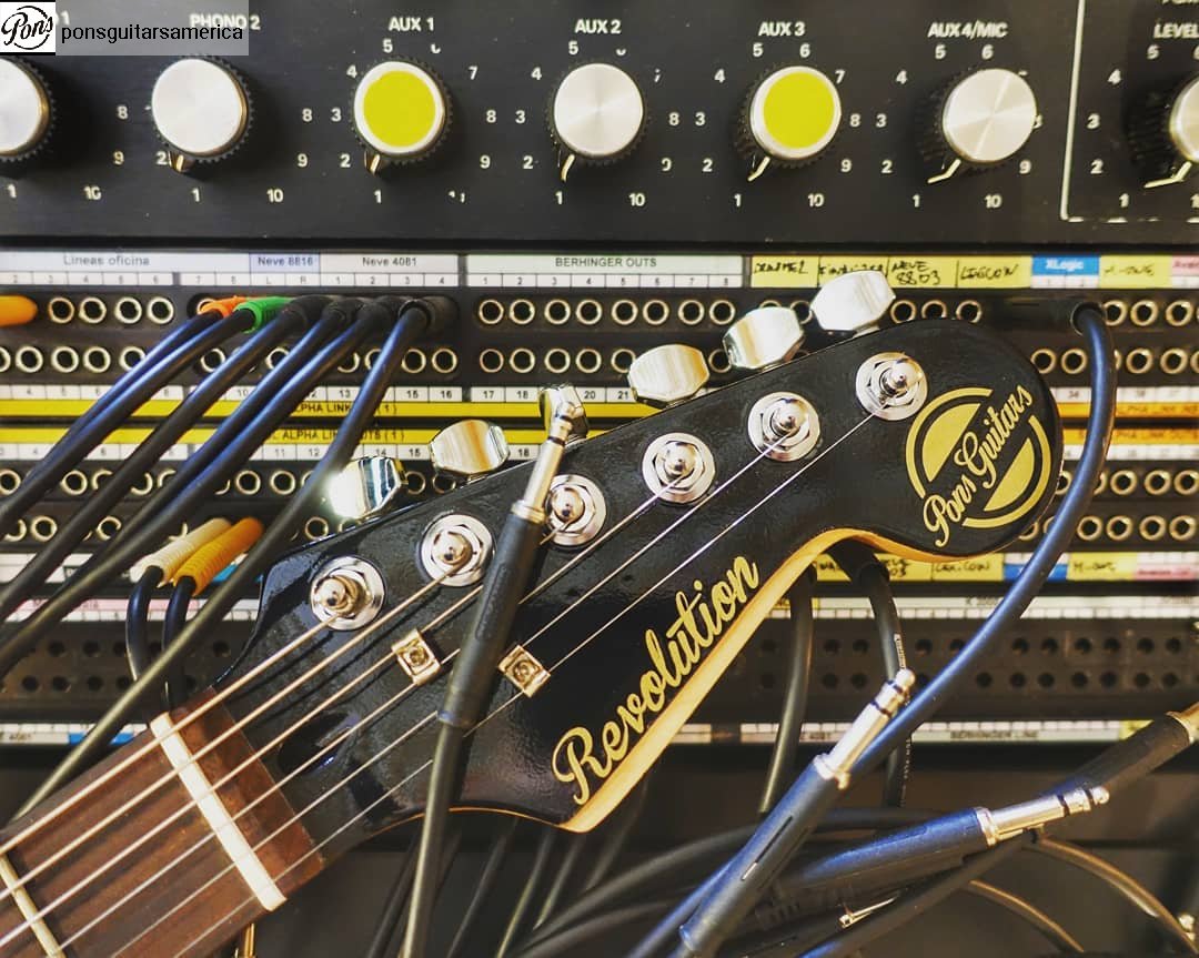 Revolución es crear una gama de guitarras en las que puedes elegir que cuerpo (estilo, color..) poner en cada momento. ¡Entra en nuestra web y elige tus combinaciones favoritas! 😁

Si quieres seguirnos en inglés, visita nuestra cuenta norteamericana @guitarspons