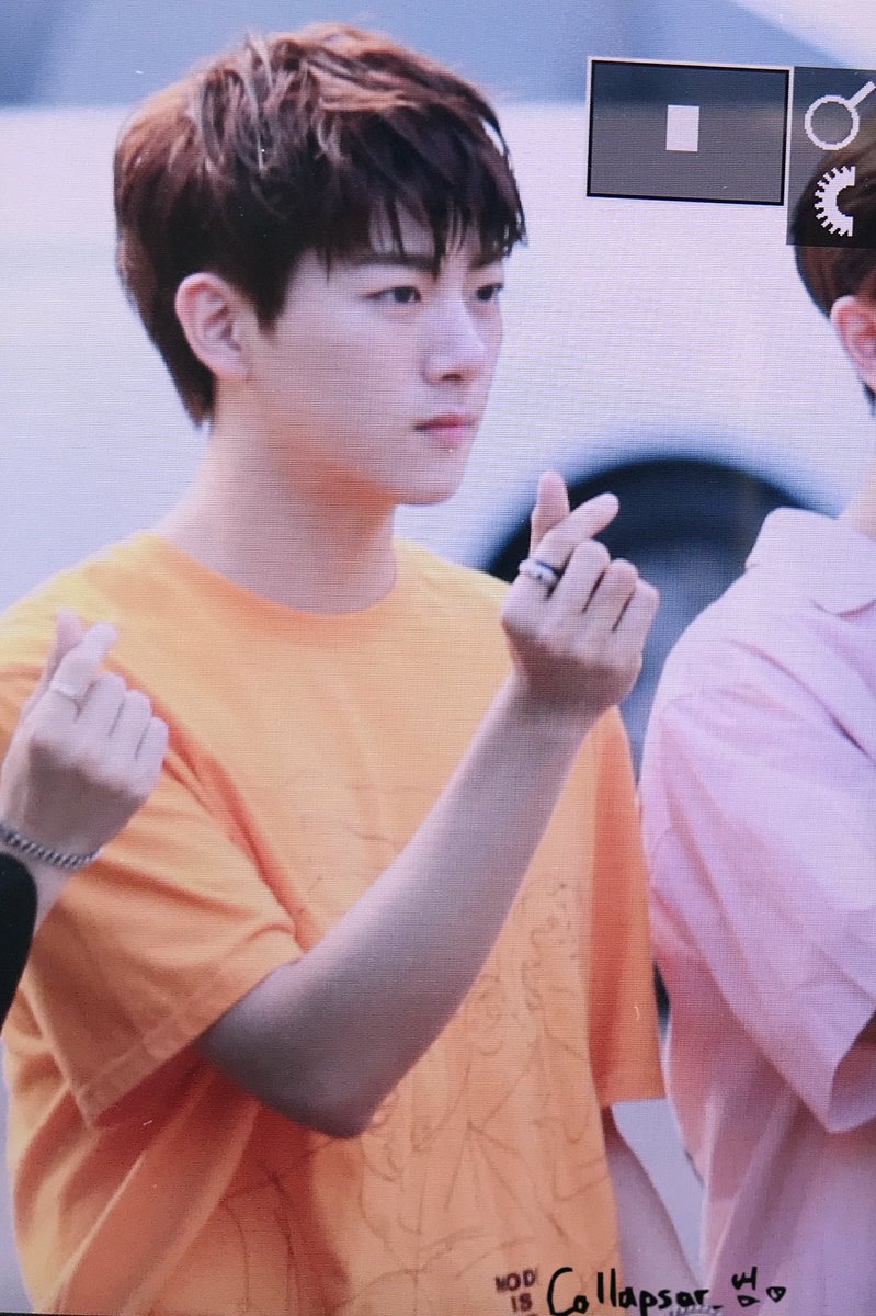 Collapsar_Beom's tweet photo. 180720뮤뱅 출근

하트하트💕

#지범 #골든차일드 
#JIBEOM #Golden_Child https://t.co/IohNe1xvRV