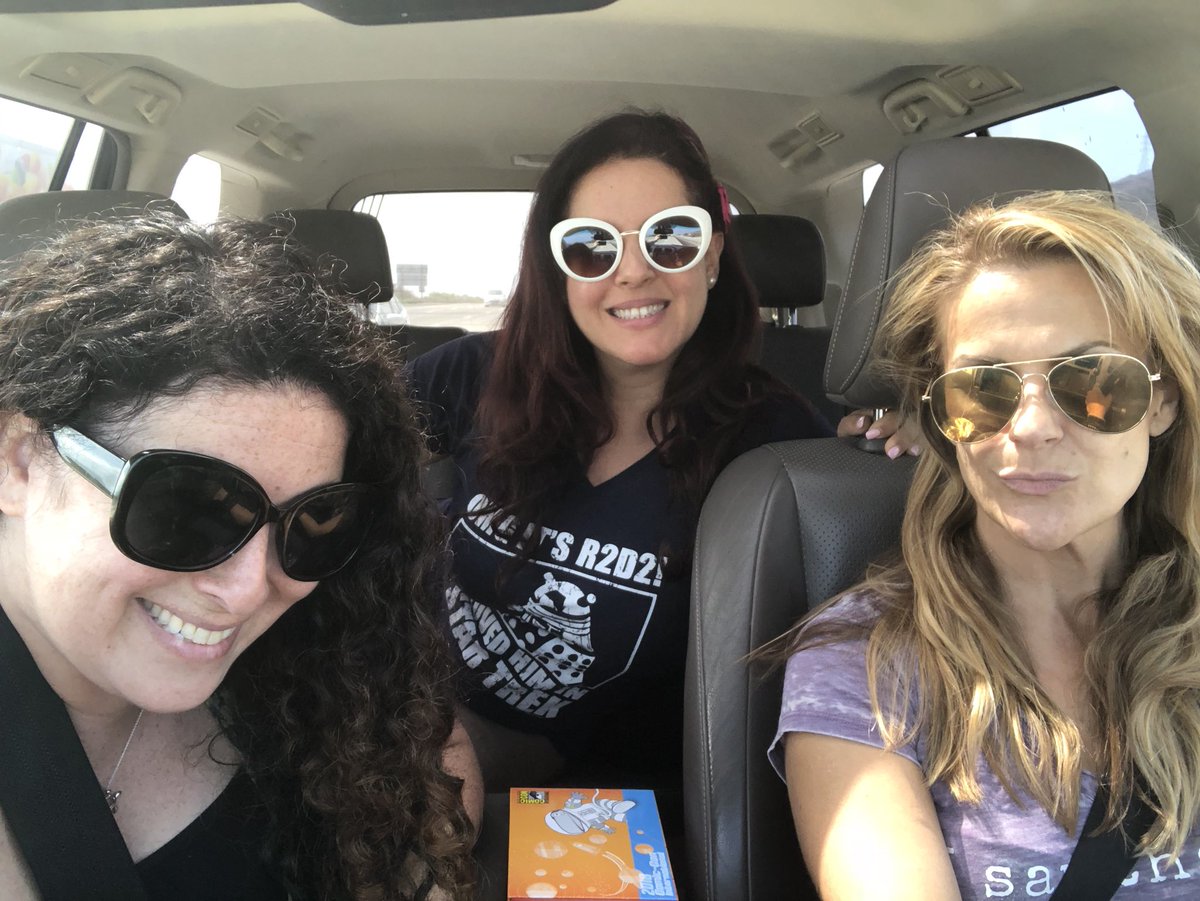 RebeccaDavisVO's tweet photo. Comic Con bound with my ladies @larissala & @yenialvarez ❤️ #ComicCon2018 #SDCC #VOladies https://t.co/8uMcBuvUfp