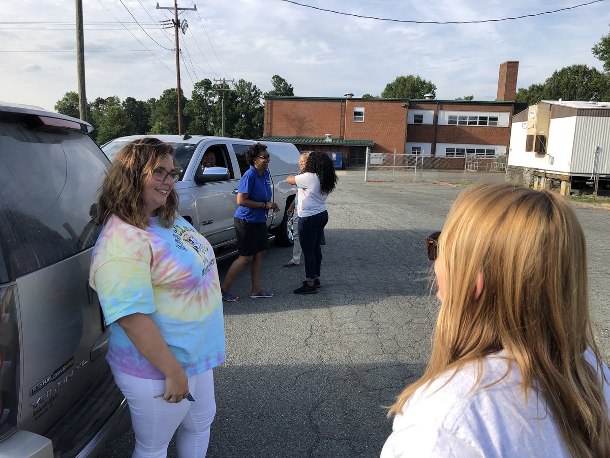 BledsolesClass's tweet photo. Eastlawn is really a family! The number of people that wait with you because you lock your keys in the car! @sewaddel @mzchristian00 @MsKennettsClass @JTaime_Lyons @tnalexander14 #thanksmrsbowling https://t.co/lpX7xpaahf