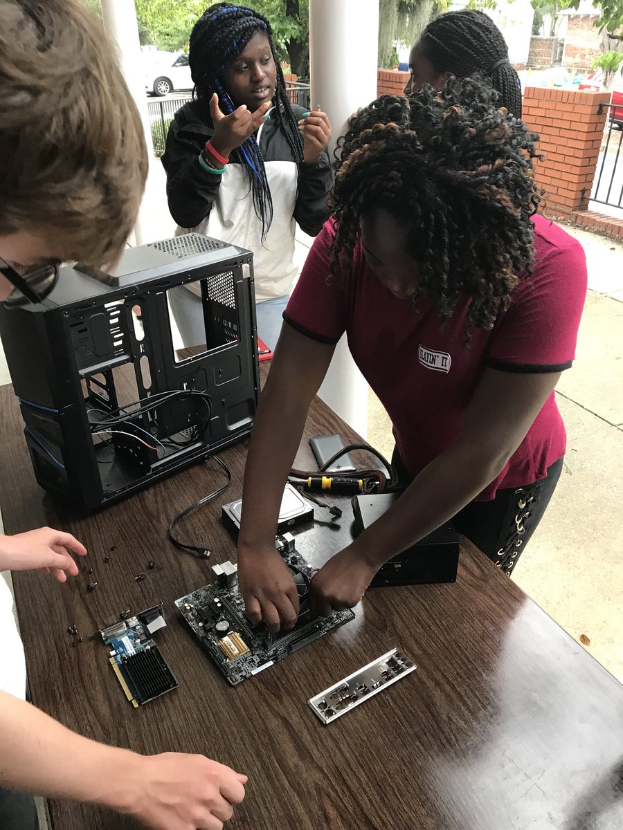 YoungSciAcademy's tweet photo. PSA for all the kids out there whose parents keep nagging them about “too much screen time”. Convince them to give you more by offering to build the computer first. YSA can and will help! Learn all about the newest, cutting-edge technology and put that #screentime to good use! https://t.co/8cYOzn8jWR