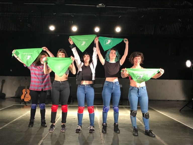 elciudadanoweb's tweet photo. #Espectáculos "Tiempo de pañuelos verdes": Actrices presentes en el #Feliztival #FTR18 exhiben con orgullo el distintivo de la lucha ✍️ @MiguelPassarini (enviado especial en Rafaela). ➡️https://t.co/5WdEqIg0GV https://t.co/uNVlSYHm3t