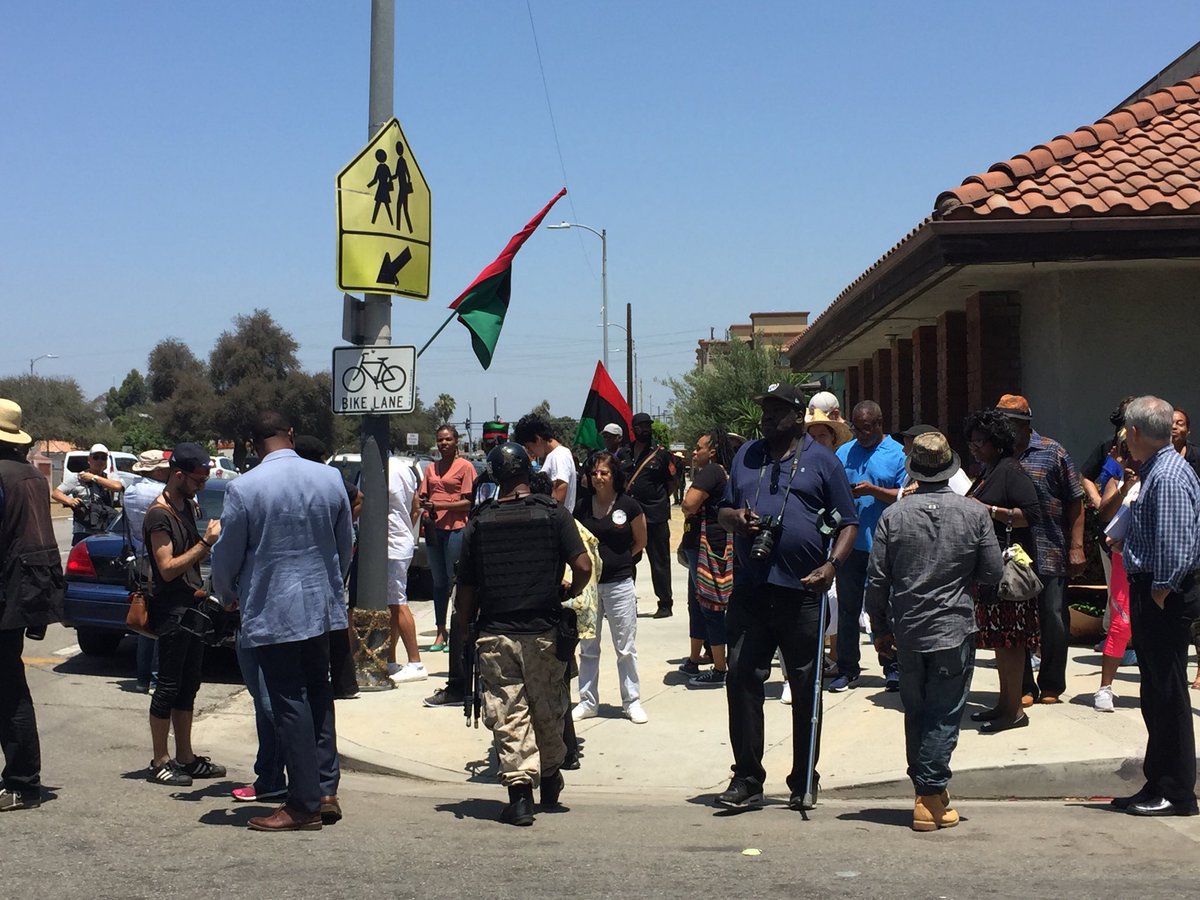 tariqnasheed's tweet image. A white supremacist militia group called The Oath Keepers planned to stage an intimidation protest in South Central Los Angeles today outside of the office of Maxine Waters. Many Black residents came out, and the Oath Keepers never showed up. I wonder why?