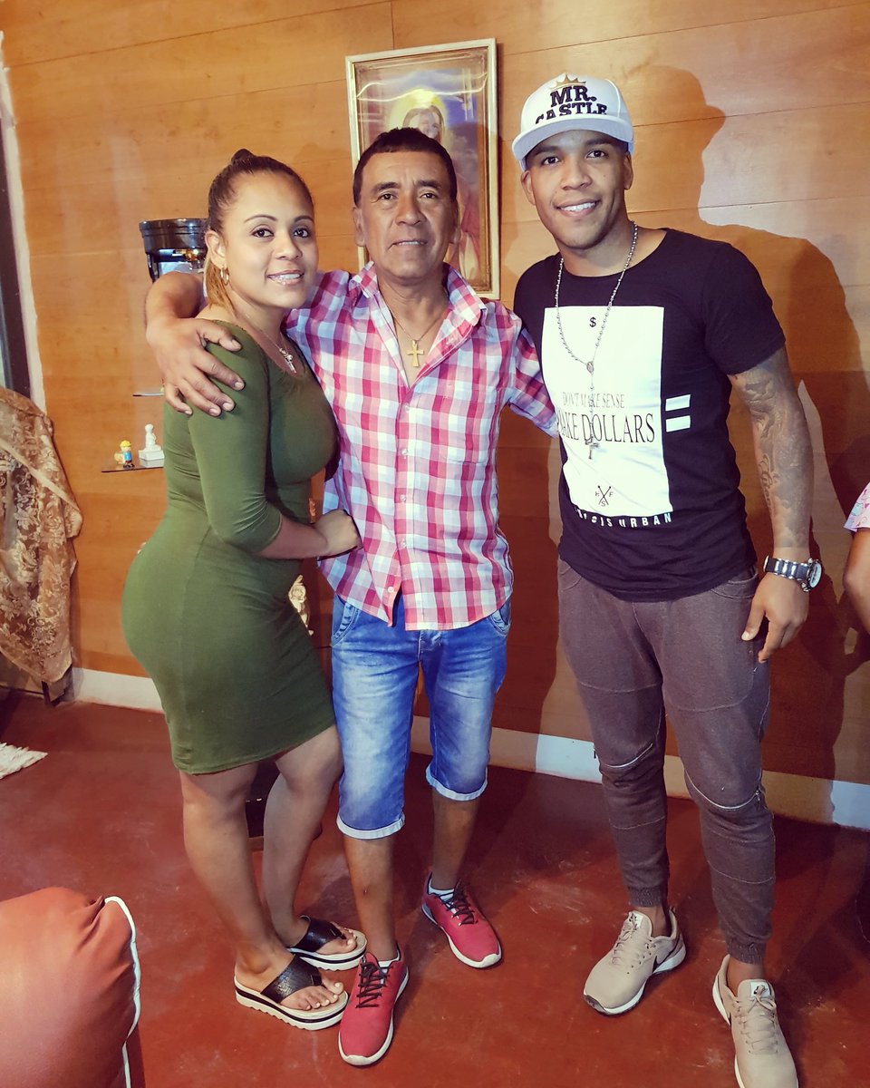 CesarTavara10's tweet photo. Padre ahora romperé con mi frialdad y te diré lo Mucho que te amo mi Orejon te amo con toda mi alma ❤ mi númeroso en pista de baile 😍😎🤝🏾✋🏾✌🏿 https://t.co/iXUU5RLcwY