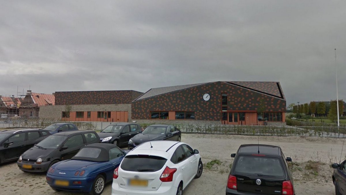 Ouders van basisschool het Universum in Almere zijn boos en teleurgesteld dat hun kinderen volgend schooljaar naar een ander gebouw moeten bit.ly/2zVfvVh