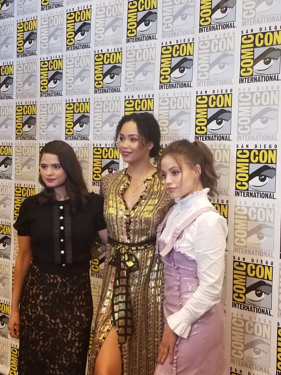 lyfeofadrian's tweet photo. Working press at comic con with @mulderville #ComicCon2018 #cbs #cbscharmed #charmedreboot #blerd #nerd #geek #press #withches #magic #latina #representationmatters https://t.co/ookttavRNS