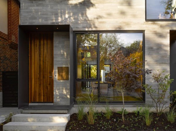 MelCockeril's tweet image. Right next to this #frontdoor is a massive #windowwall that allows #homeowners to see gu... cpix.me/a/50805182