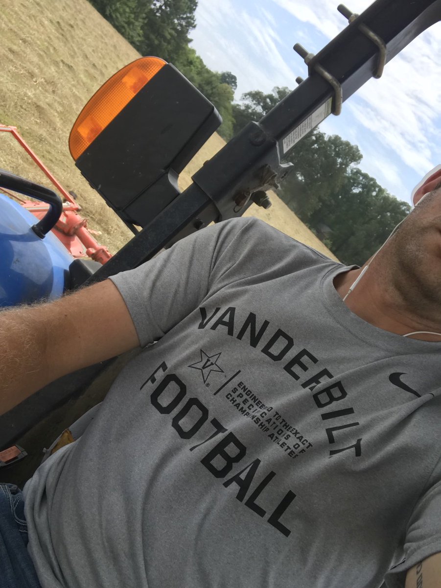 RoneeNelson's tweet photo. Only farmer in America wearing a Vandy shirt! ⚓️⬇️ #AnchorDown #Holder'sBrosArePeopleToo @CoachDerekMason @SEC @VandyFootball https://t.co/jVcmoBxS4i
