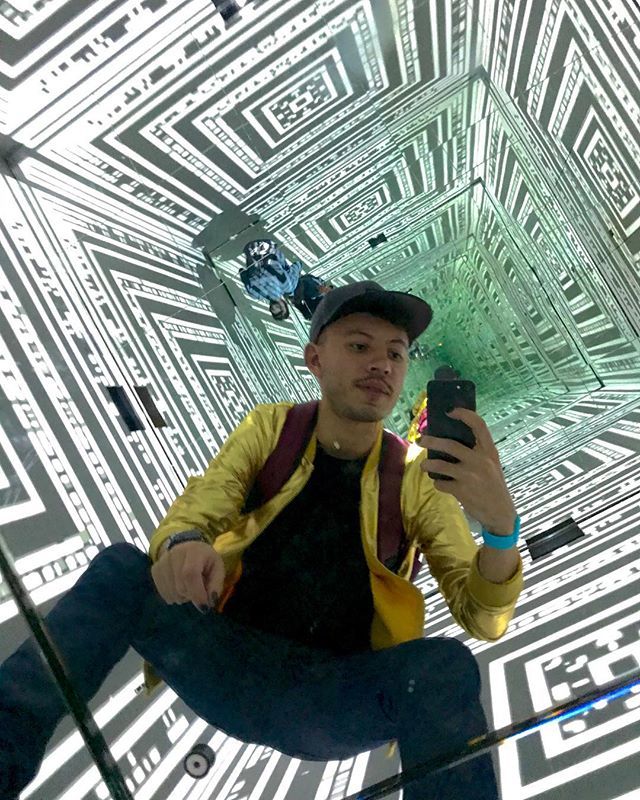 XuanRios's tweet photo. #infinityselfie 
#infinityroom 
#gold #mirrorselfie https://t.co/jfxcMyFZ0e https://t.co/P6ARNCBxeZ