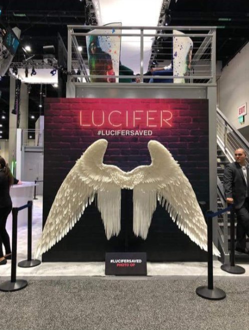 TomEllis_Spain's tweet photo. Those Lucifans who are attending to #SDCC will have the chance to take a picture of themselves here ♥ This is thank to the fantastic campaign you made possible. You has made #LuciferSaved 😈✊🏻 https://t.co/YjXFKwG3vq