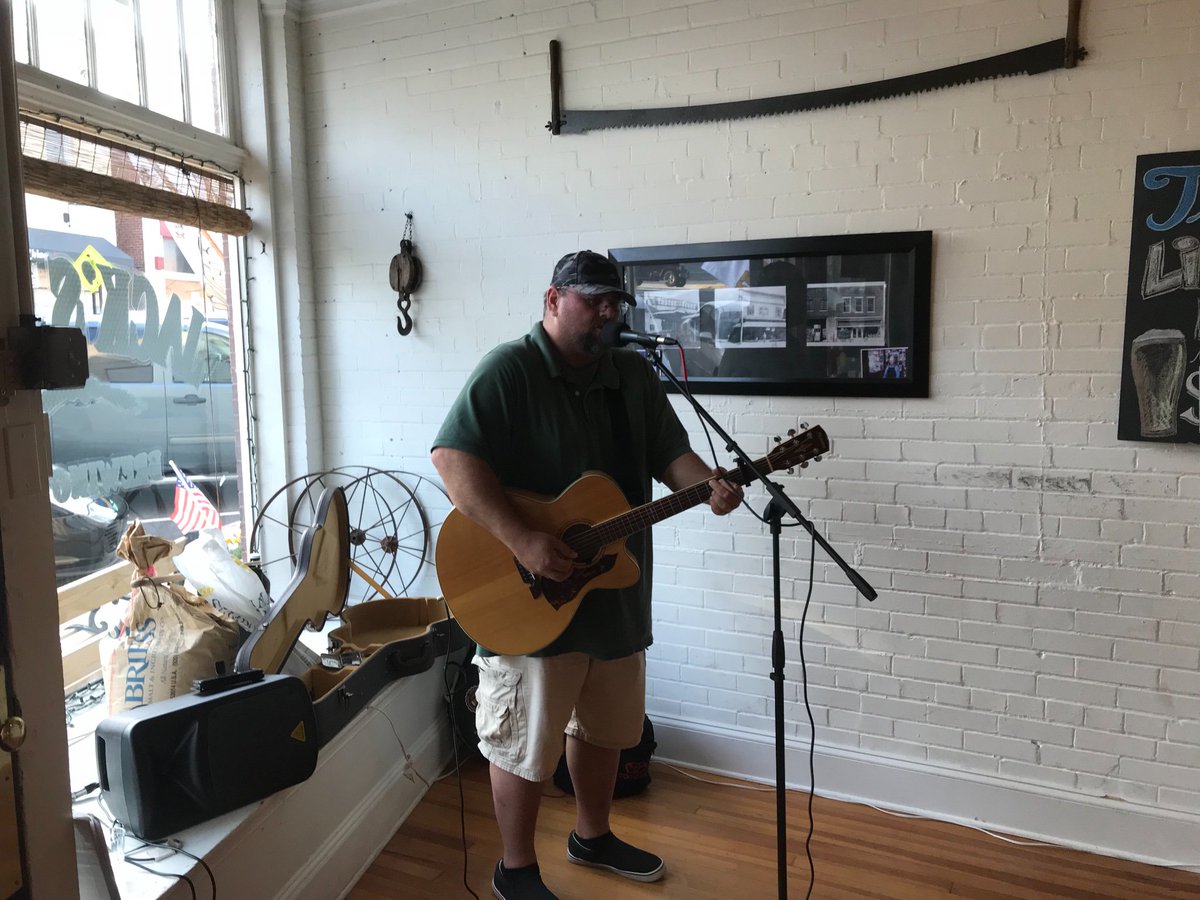 Playing NOW! Brad the GuitarGuy
#music #Craftbeer #loundoun #Purcellville #jacksrun