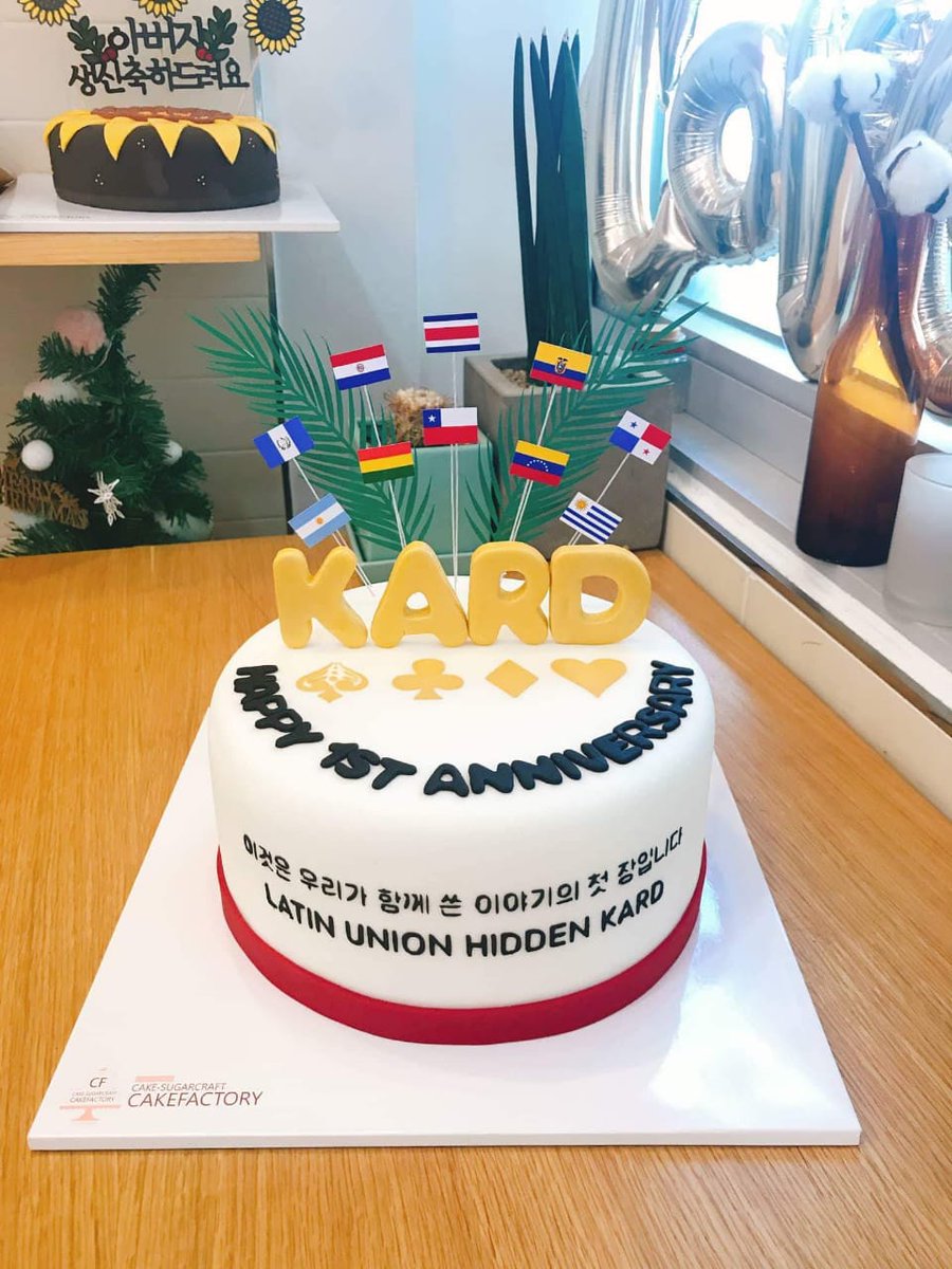 KARDArgentina's tweet photo. Queremos mostrarles el regalo que junto con la Unión Latinoamericana le hicimos a KARD. La torta fue entregada directamente a DSP, estamos muy felices de haber participado en este proyecto. Gracias a ustedes por ayudarnos a que esto sea posible ❤

#HAPPY_KARD_DAY #1YearWithKARD https://t.co/pIZjMFnEoo