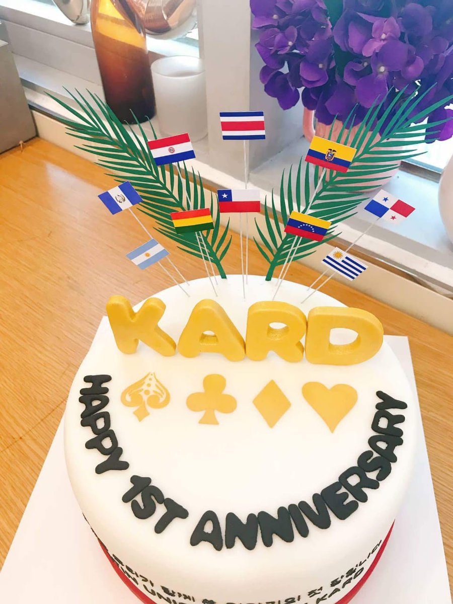 KARDArgentina's tweet photo. Queremos mostrarles el regalo que junto con la Unión Latinoamericana le hicimos a KARD. La torta fue entregada directamente a DSP, estamos muy felices de haber participado en este proyecto. Gracias a ustedes por ayudarnos a que esto sea posible ❤

#HAPPY_KARD_DAY #1YearWithKARD https://t.co/pIZjMFnEoo