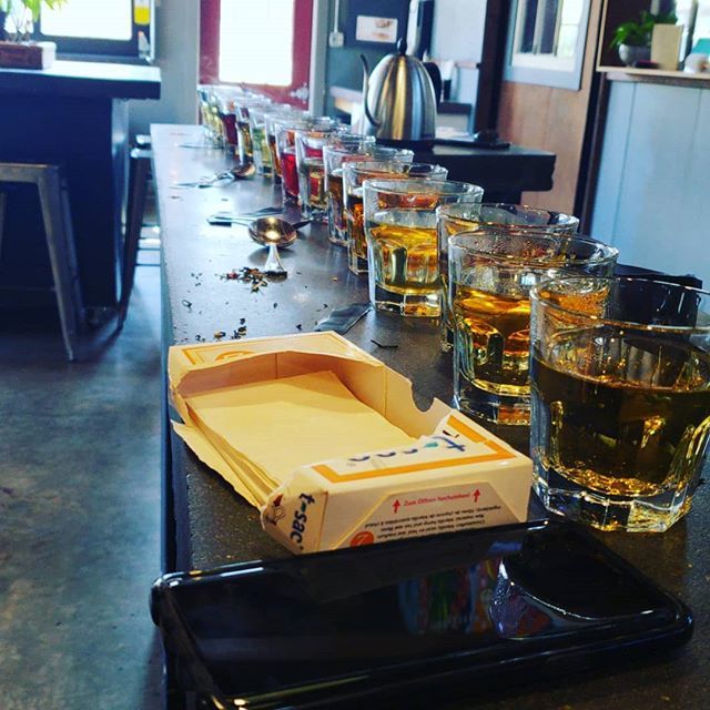 MudRiverLive's tweet photo. Tea tasting with the gang. #flagandwire #jasminepearl https://t.co/cctewM8r1F https://t.co/JfjofxbxuA