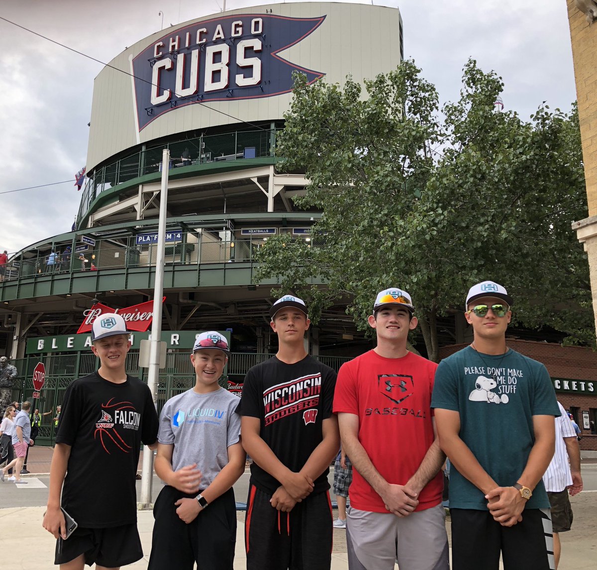 nasdaq044's tweet photo. Kards representing at the Cubs game! @HensleyBaseball https://t.co/EHQrlVTENY