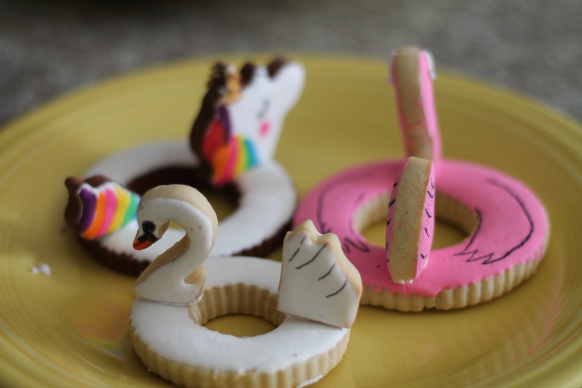 cookiecoutureTW's tweet photo. Ready to splash on that pool, to fight this #texasheat https://t.co/pIQcWK8dkd #float #unicorn #unicornfloat #swan @swancookie #swanfloat #floatycookies #floaties https://t.co/SlB3Du72Jx