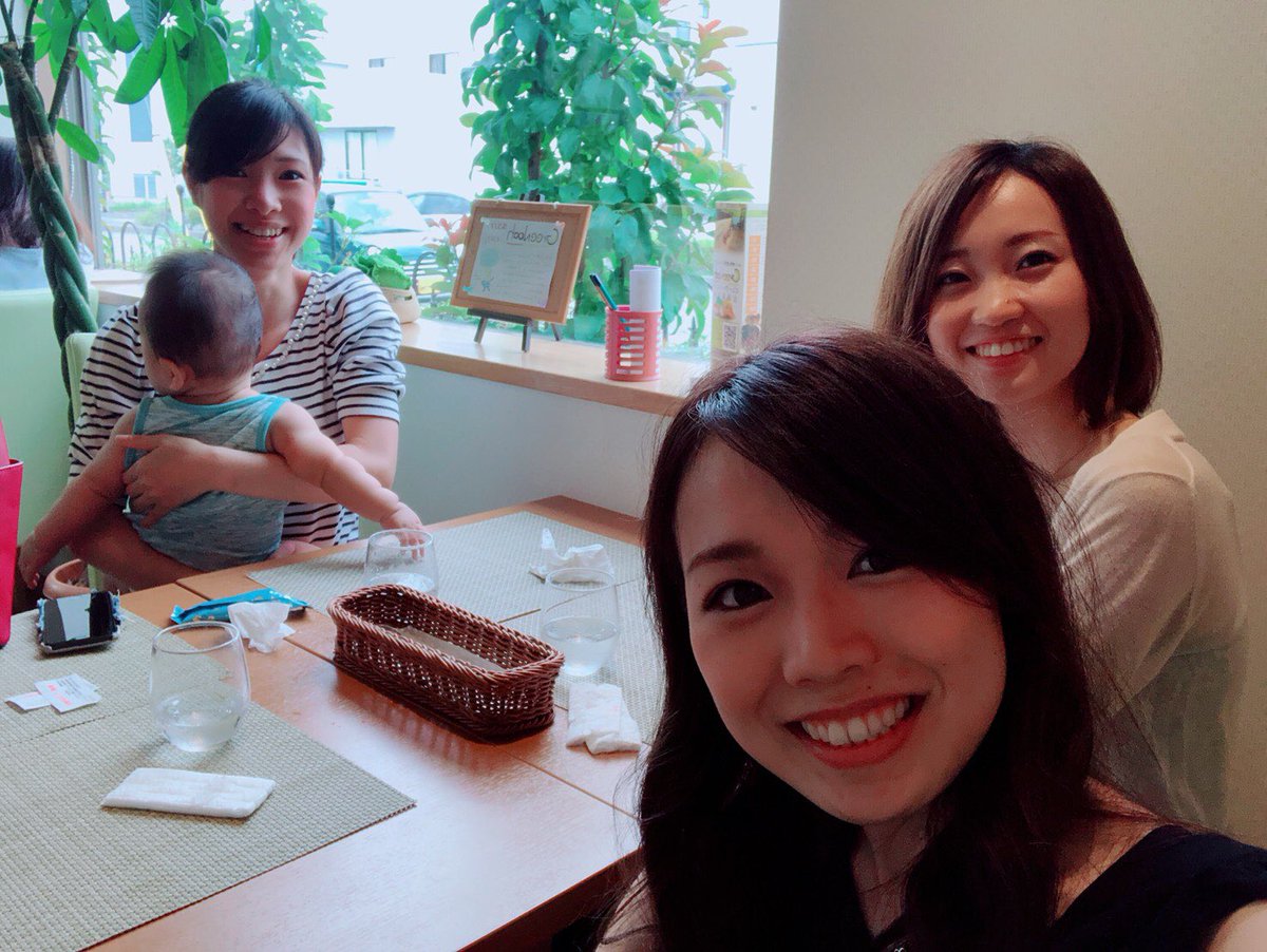 alien_no3's tweet photo. まりに写真見せてたら丁度ゆきみ、みゆき、あみ、ゆりちゃんの結婚式の写真見てて
あ、この子可愛い！この子も！みんな可愛いね！
って言われて嬉しかった☺️💓
この人ほんとに可愛くないと言わないから😂

早くゆか、はーちゃん結婚しんかな〜 https://t.co/SmjuyIRgpV