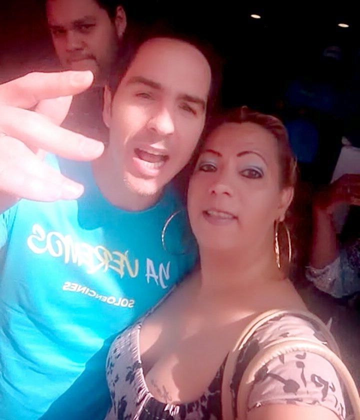 thania_omar17's tweet photo. Gracias por tu amabilidad @MauOchmann  bienvenido a Mty.  @FernandaCGA  @YaVeremosMx  no alcanzó pases para la premier https://t.co/Q5uiuZuwE7