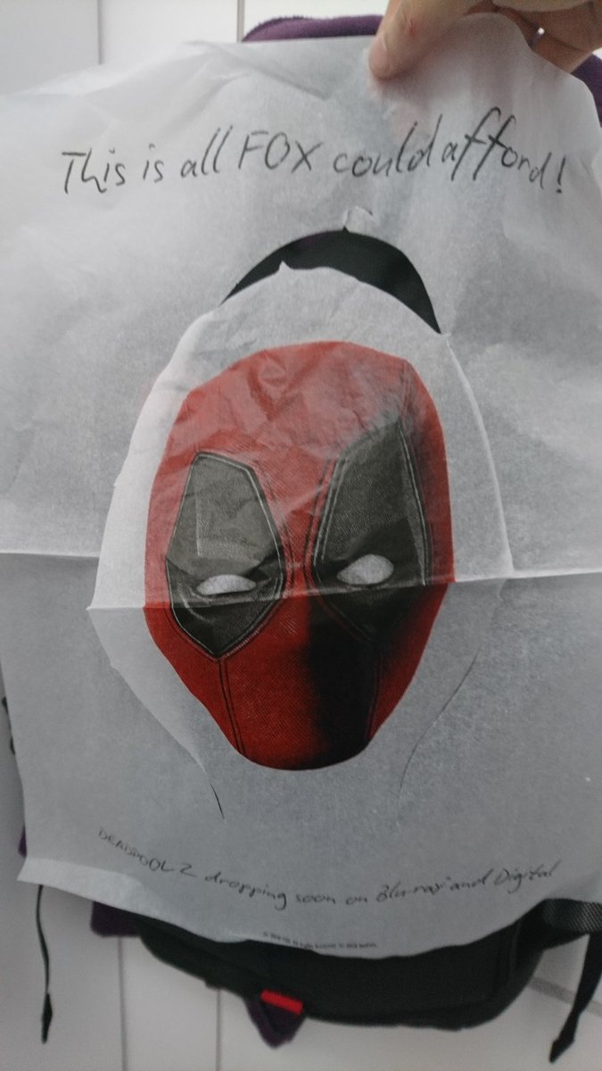 ComikazeRevista's tweet photo. #ComikazeReporta pura noticia de calidad. Algunos baños de la #SDCC tienen estos asientos desechables de #Deadpool2. Geniales :) https://t.co/t13TysmgEa