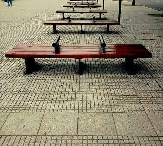turca123kordoba's tweet photo. Nuevos bancos en CABA anti-gente que duerme en la calle. 
Medidas de fondo contra la Pobreza
#menospobres https://t.co/pEsmX2TtfB