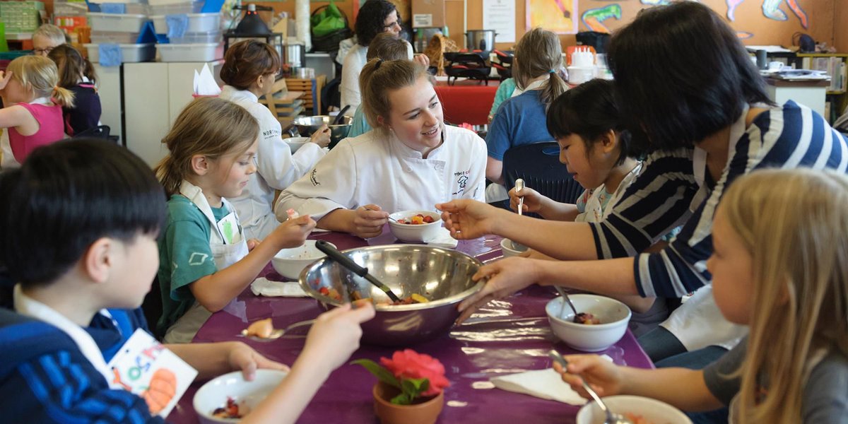 EAT_Vancouver's tweet photo. Last year our donation of $25,000 enabled @Project_CHEF to reach 556 children, over 350 parent volunteers and over 20 teachers. Thank you for your support as we aim to exceed this donation in 2018. #eatvancouver #projectchef https://t.co/1ZlCCYiG6k