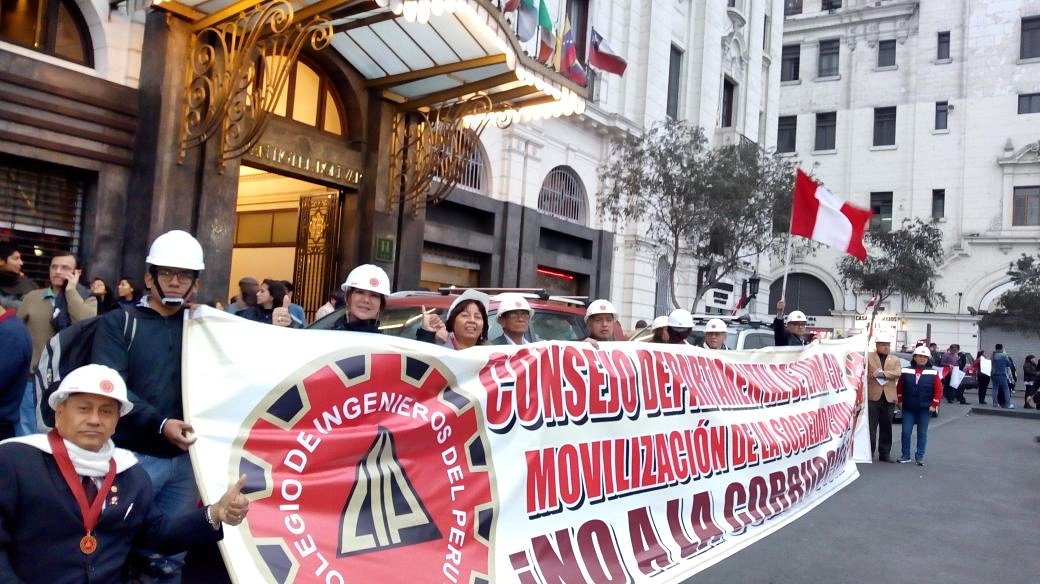 davidtxu77's tweet photo. Colegio de Ingenieros del Perú presente en #MarchaNacional #CNMAudios #SeñoraK #CDLima #CIP ¡NO A LA CORRUPCIÓN! https://t.co/zo9Qhv5qJ8