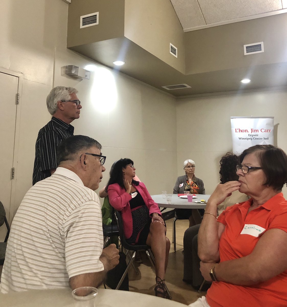Mizbella67's tweet photo. Glad to have met Minister of International Trade Diversification @jimcarr_wpg at tonight’s Open House. #MPforWinnipeg SouthCentre https://t.co/GHSIerW9BH