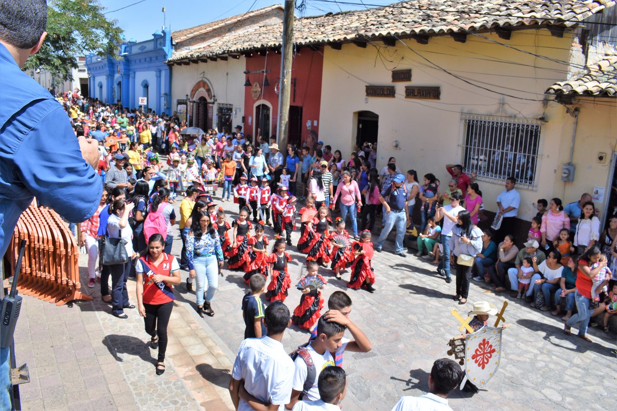 Felicitamos a Padres de Familia, Maestros y Alumnos que protagonizaron el desfile de Jardines de Niños en Gracias, Lempira este día.