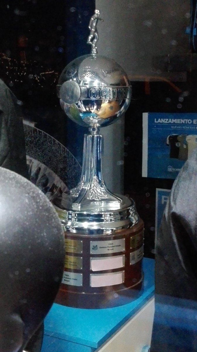 calderadiablo's tweet image. Que feo ser de racing y tener que exponer una Copa Libertadores con las chapitas de #Independiente campeón tapadas con post it...