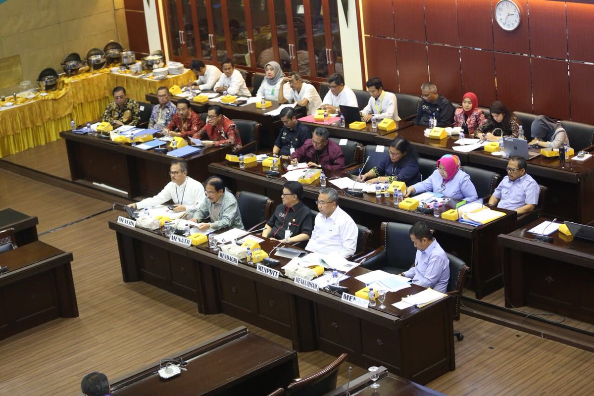 Badan Legislasi DPR RI mengundang Menteri Desa. PDTT. Eko Putro Sandjojo di Acara Rapat Kerja membahas Rancangan Undang-undang tentang Masyarakat Hukum Adat. Kamis, 19 Juli 2018 <a href="/SatgasDanaDesa/">SATGAS DANA DESA</a> <a href="/KemenDesa/">Fast Track Travel</a> <a href="/tppindonesia/">Pertepedesia</a> @SandjojoCenter