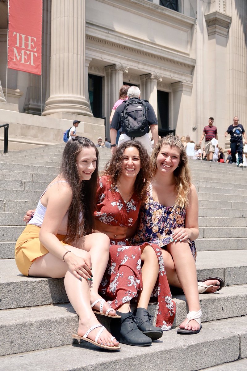 ezepeze11's tweet photo. Cue the hilarious laughter in 3, 2, 1... #TheMet #MetSteps #bffs https://t.co/s0MkO23aoF