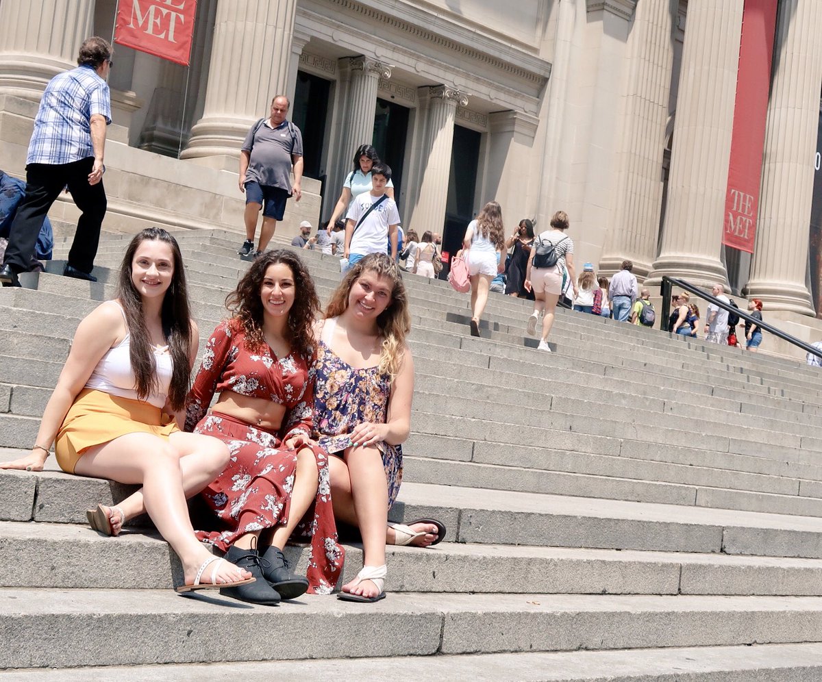 ezepeze11's tweet photo. Cue the hilarious laughter in 3, 2, 1... #TheMet #MetSteps #bffs https://t.co/s0MkO23aoF