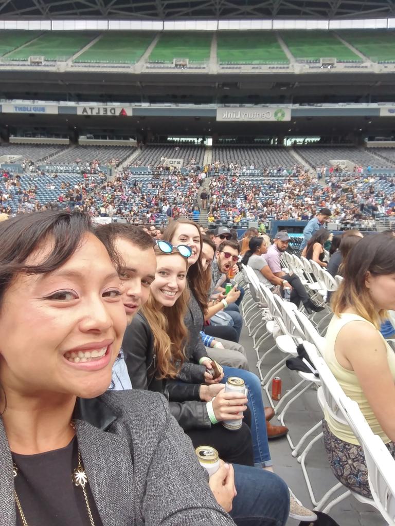 AnnInTheCloud's tweet image. Row selfie! CE represent @amazon  #PrimeDay2018 celebration. #BePeculiar #PeculiarWays