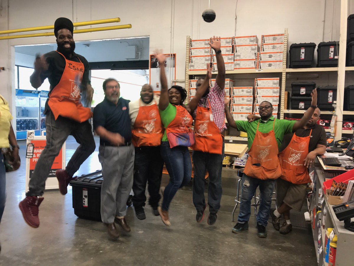 LukeCarroll20's tweet photo. Closing meeting. Let’s drive service and get that money Team 2912! @ginger_coleman @Tenney1R @Rockywalker1981 @homedepotswitz @kbenson2012 #2912comingforya https://t.co/dZucfyNQiD