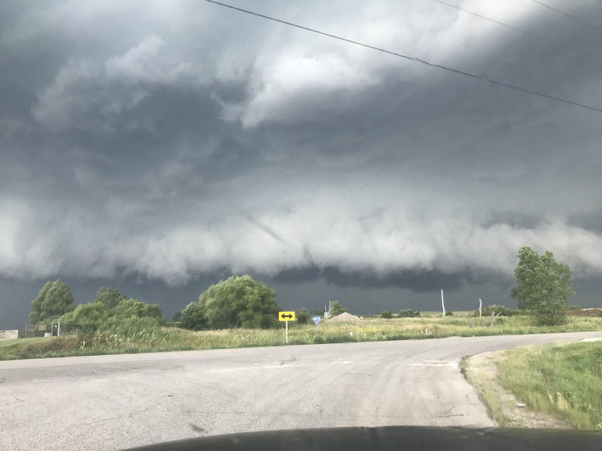 adshomescent's tweet photo. Just outside of Beacon Iowa right before it hit Oskaloosa #iawx #Tornado #epicclouds https://t.co/ggyE0IhOvL