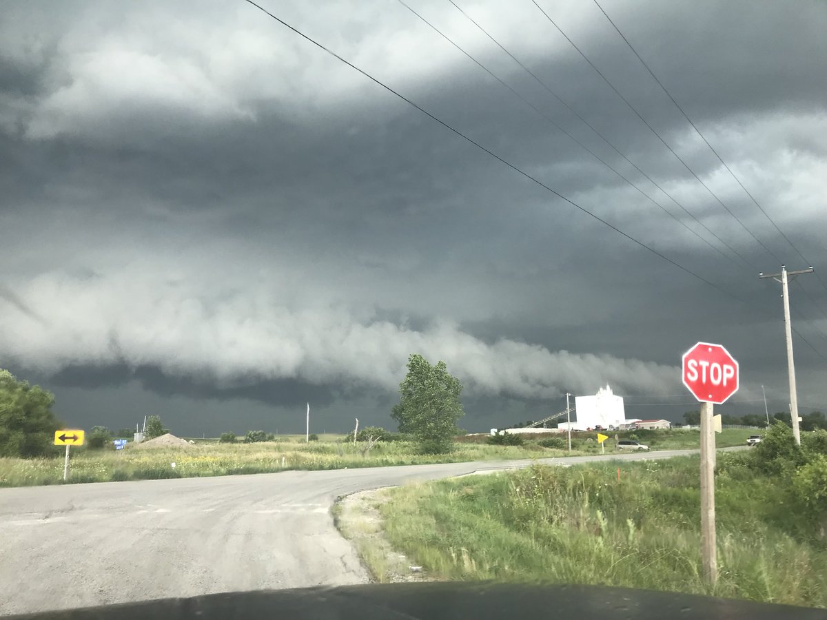 adshomescent's tweet photo. Just outside of Beacon Iowa right before it hit Oskaloosa #iawx #Tornado #epicclouds https://t.co/ggyE0IhOvL