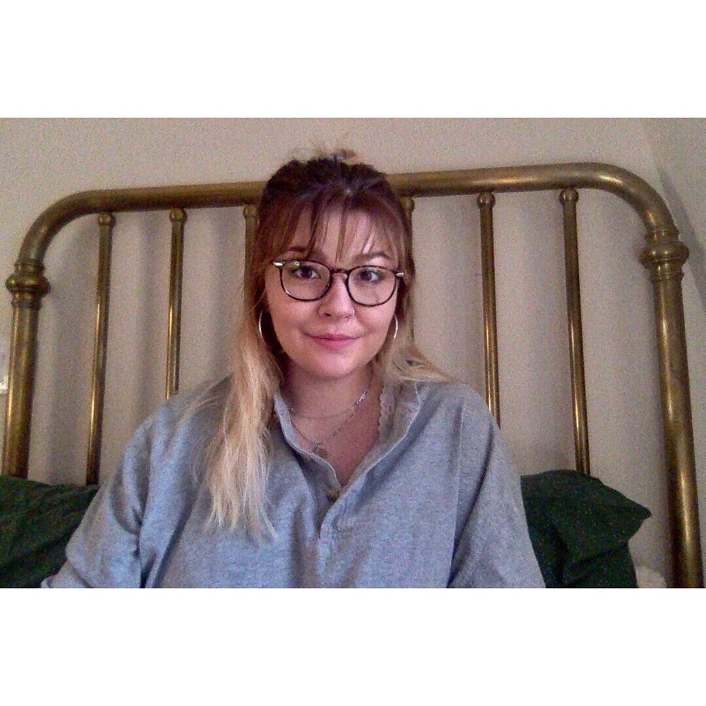 heyyyy_its_Erin's tweet image. i turned on the ac so i could wear a long sleeve inside