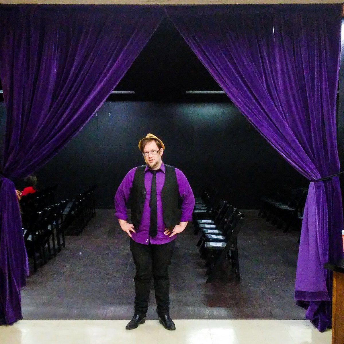 the_astronaut's tweet image. Hey look, Tyler matches the theatre!
#ANightOfOneActs
#GetInTheACT